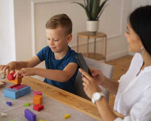 child-with-their-mom-playing-brain-teaser