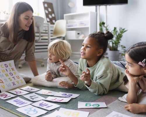 young-woman-doing-speech-therapy-with-children